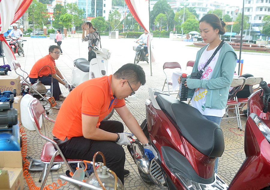Nhân viên Công ty Xăng dầu B12 thay dầu xe máy miễn phí cho đoàn viên Công đoàn tại Cung Văn hóa Lao động Việt - Nhật (TP Hạ Long), tháng 5/2020.
