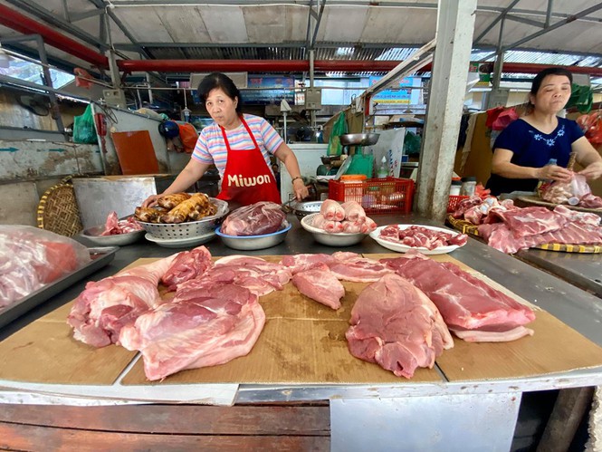 Thịt lợn duy trì giá cao nên các tiểu thương tại chợ truyền thống buôn bán ảm đạm không đông khách như trước.