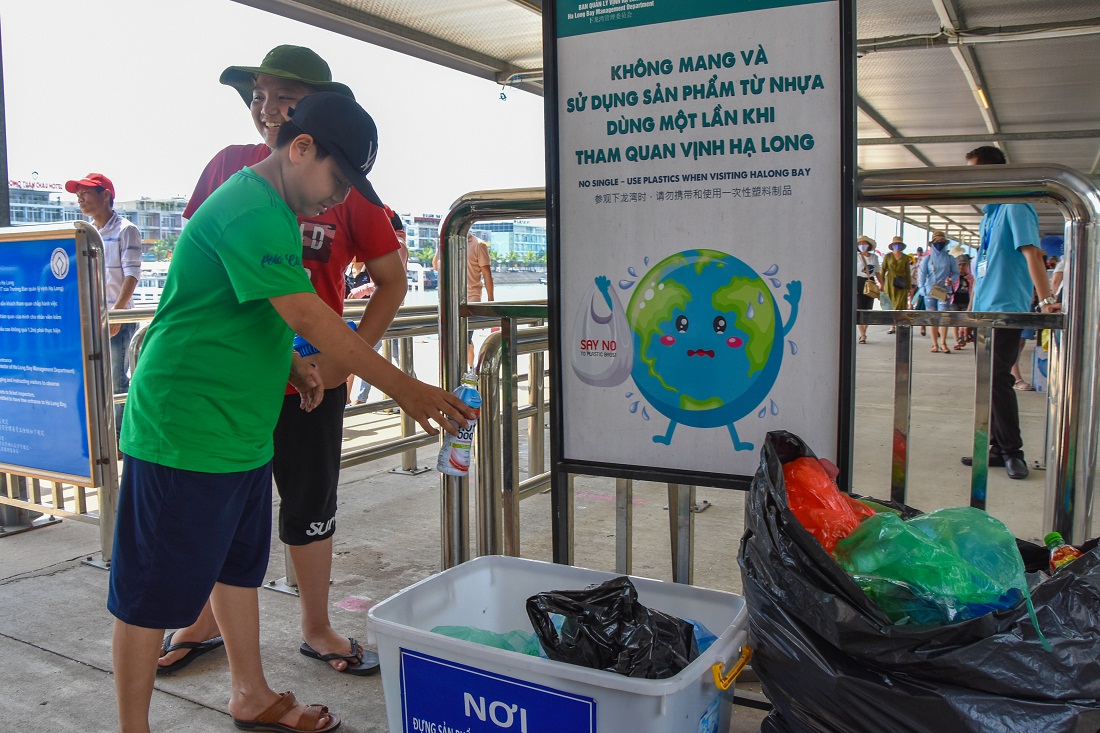 Du khách tham quan Vịnh Hạ Long sẽ để lại chai nhựa, túi nilon trên bờ để giảm thiểu rác thải nhựa, tránh ô nhiễm môi trường biển.