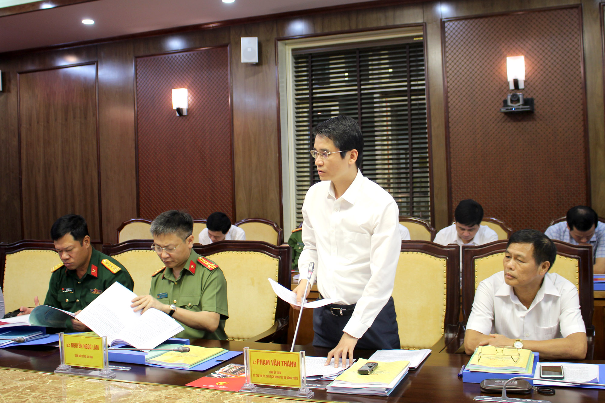 Đồng chí Phạm Văn Thành, Bí thư Thị ủy, Chủ tịch UBND TX Đông Triều, báo cáo công tác chuẩn bị đại hội.