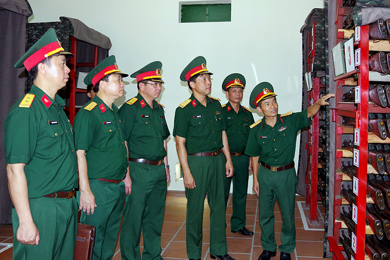 Đoàn công tác Kiểm tra nhà kho vũ khí đạn Ban CHQS thành phố Hạ Long.