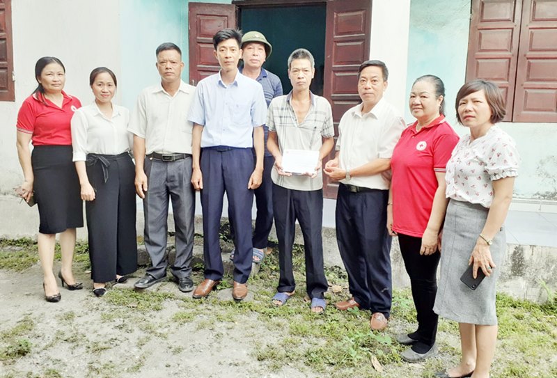Đại diện Cụm thi đua số 2, đến thăm hỏi, động viên, tặng quà cho gia đình ông Nguyễn Văn Hợp ở tổ 27, khu 5, phường Cao Xanh (TP Hạ Long)