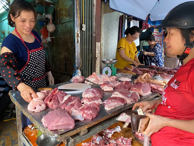 Dù thịt lợn đắt đỏ chưa từng có từ trước đến nay nhưng người dân vẫn không từ bỏ thói quen ăn thịt lợn.