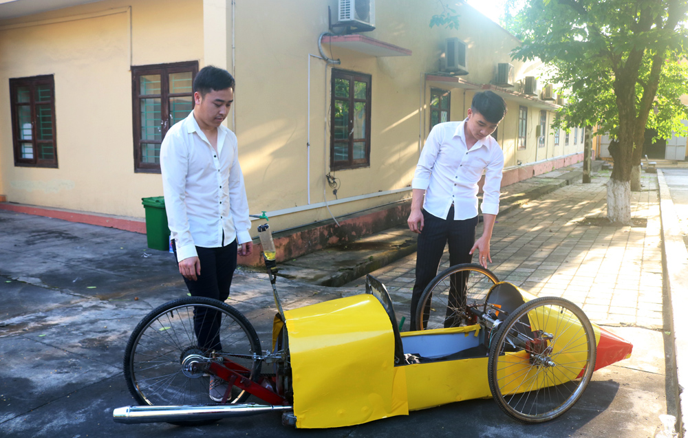  Sinh viên Trường Đại học Công nghiệp Quảng Ninh chạy thử mô hình xe chạy bằng nhiên liệu thân thiện môi trường.