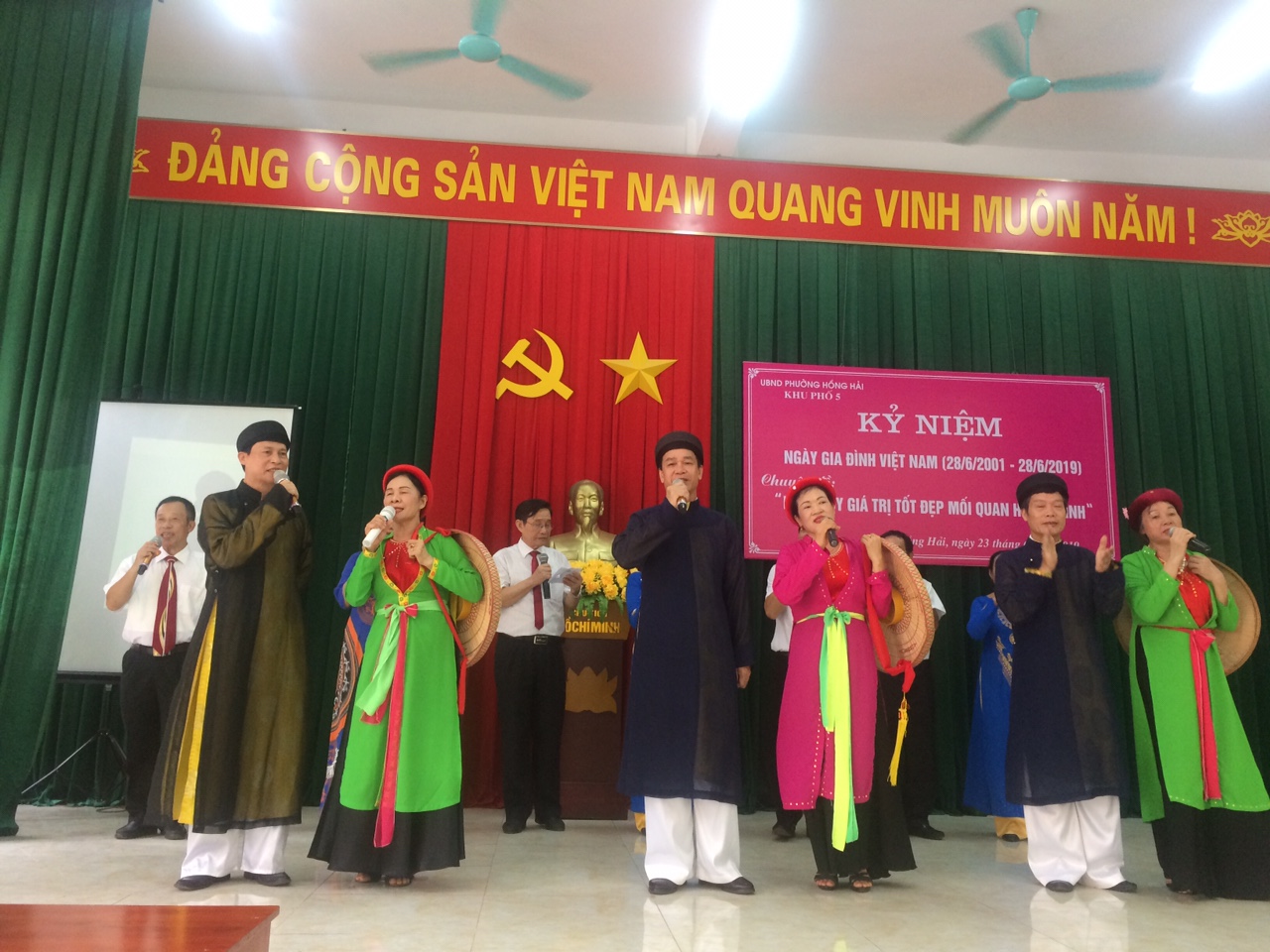 Giao lưu văn nghệ chào mừng Ngày Gia đình Việt Nam 28/6/2019 tại khu phố 5, phường Hồng Gai, TP Hạ Long