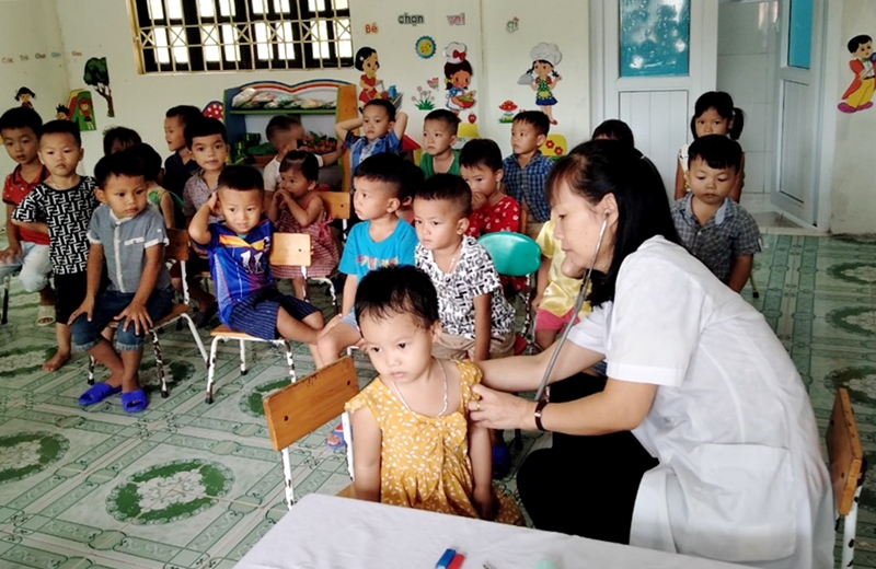 Trạm Y tế xã Điền Xá thăm khám sức khỏe cho học sinh mầm non trên địa bàn.
