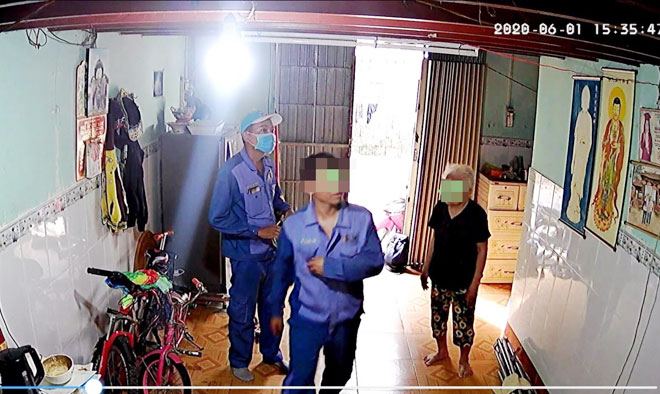 Hai đối tượng giả danh nhân viên truyền hình cáp vào nhà dân ở phường Linh Xuân (Thủ Đức) để lừa đảo.
