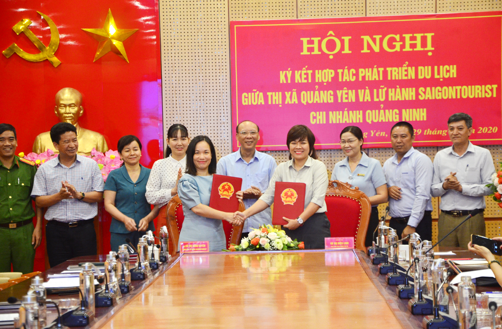 Đại diện UBND TX Quảng Yên và Saigontourist Quảng Ninh ký kết hợp tác phát triển du lịch.