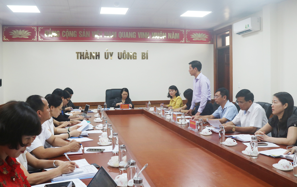 Đoàn giám sát làm việc với lãnh đạo TP Uông Bí về việc triển khai thực hiện Nghị quyết 42/NQ-CP của Chính phủ.