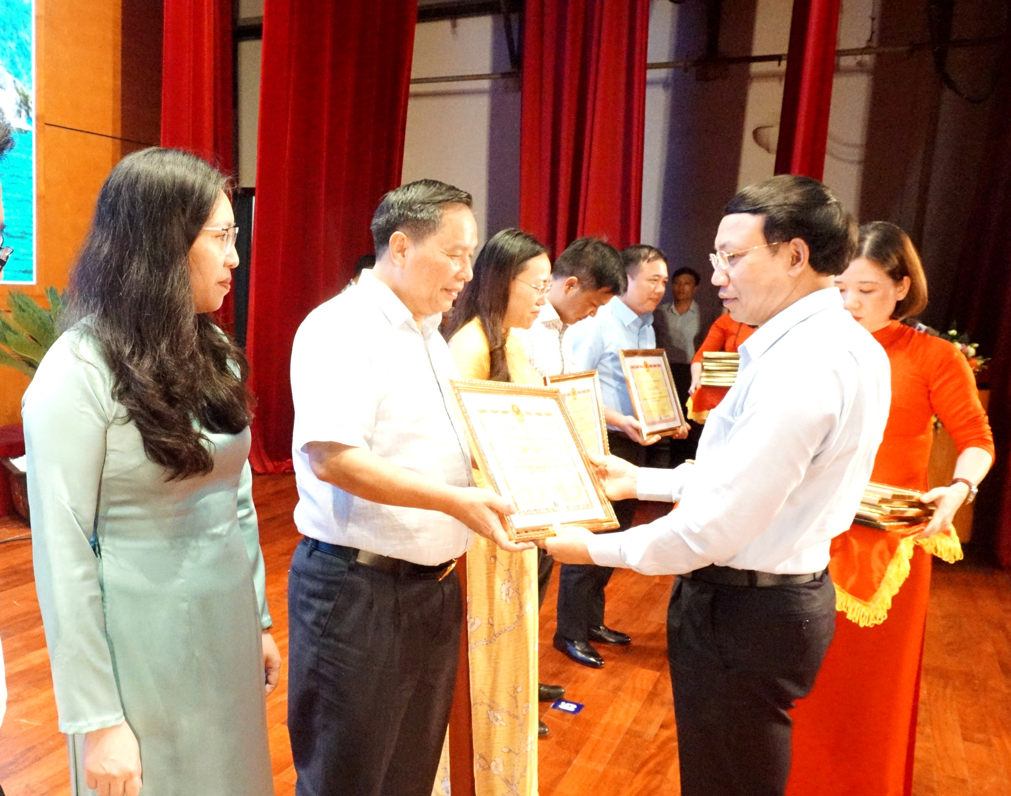 Đồng chí Nguyễn Xuân Ký, Bí thư Tỉnh ủy, Chủ tịch HĐND tỉnh trao bằng khen cho các tập thể có thành tích xuất sắc.