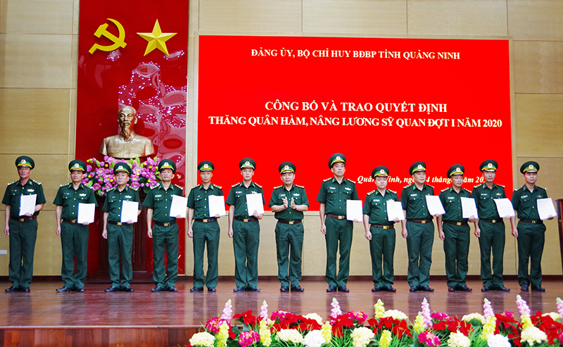 Đại tá Nguyễn Thanh Hải, Chính ủy BĐBP tỉnh trao quyết định phong quân hàm cho các sỹ quan.
