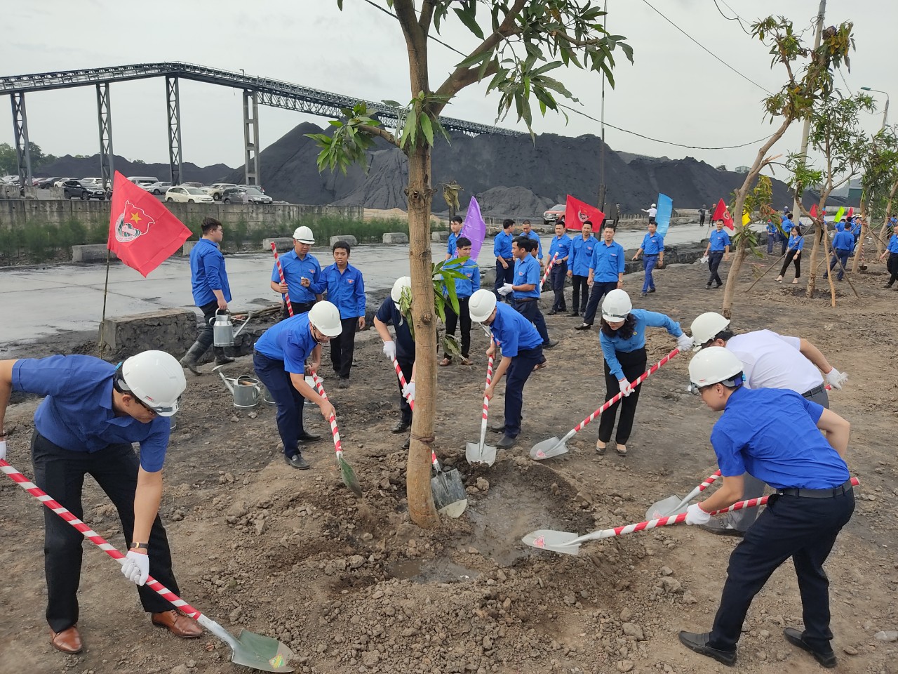 Các đại biểu, đoàn viên thanh niên tham gia trồng cây, trồng hoa hoàn nguyên môi trường tại hồ môi trường 2, cảng Điền Công, Công ty Kho vận Đá Bạc.