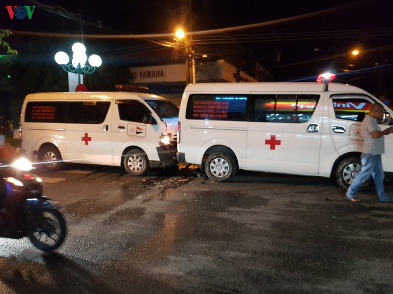 2 xe cấp cứu va chạm nhau khi tránh xe máy bất ngờ dừng đèn đỏ.