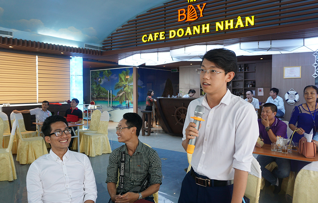 Các doanh nghiệp khởi nghiệp trao đổi tại sự kiện “Cafe công nghệ - Khởi nghiệp đổi mới sáng tạo”. Ảnh: Minh Đức