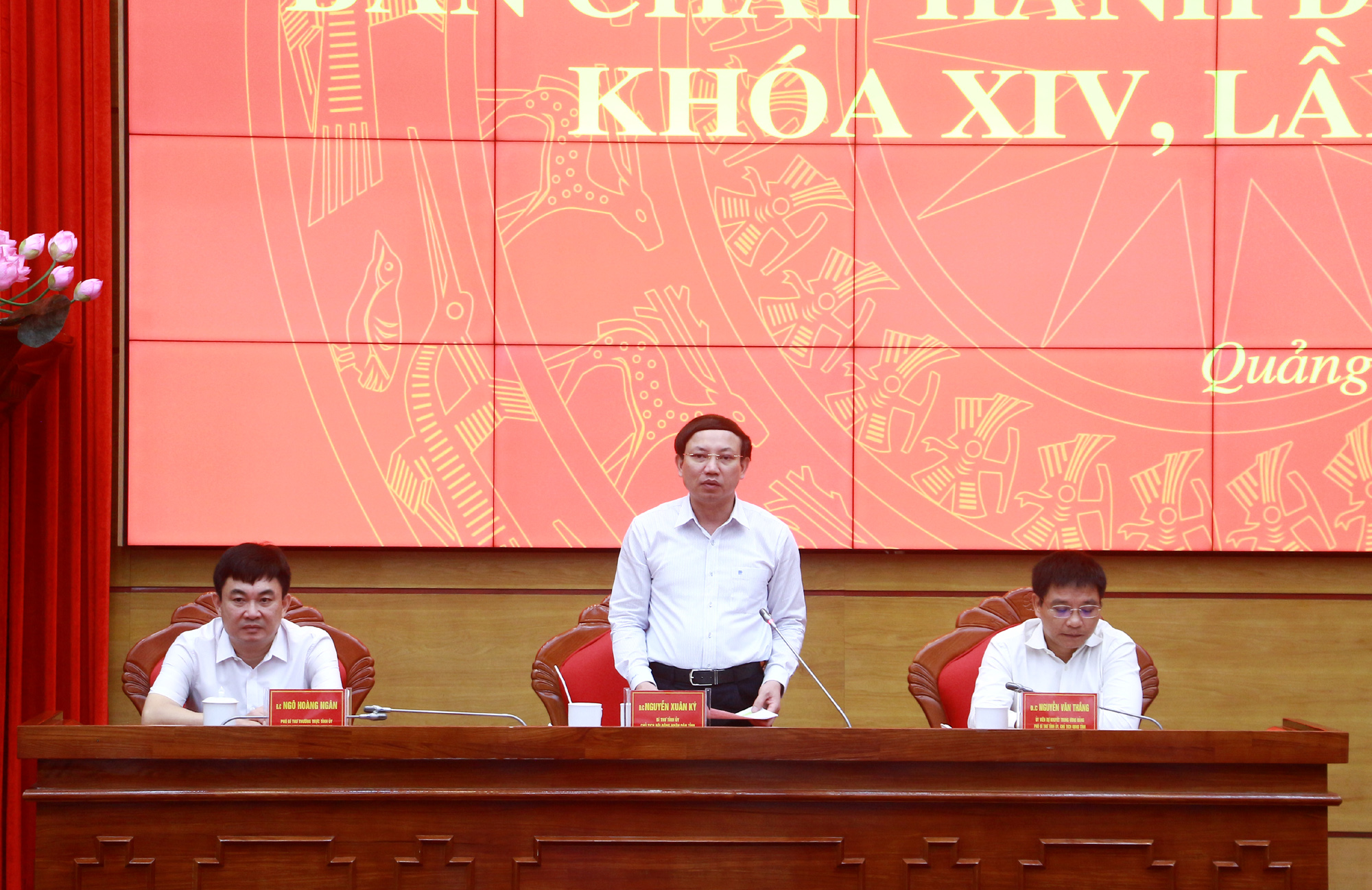 Đồng chí Nguyễn Xuân Ký, Bí thư Tỉnh ủy, Chủ tịch HĐND tỉnh, phát biểu tại hội nghị.