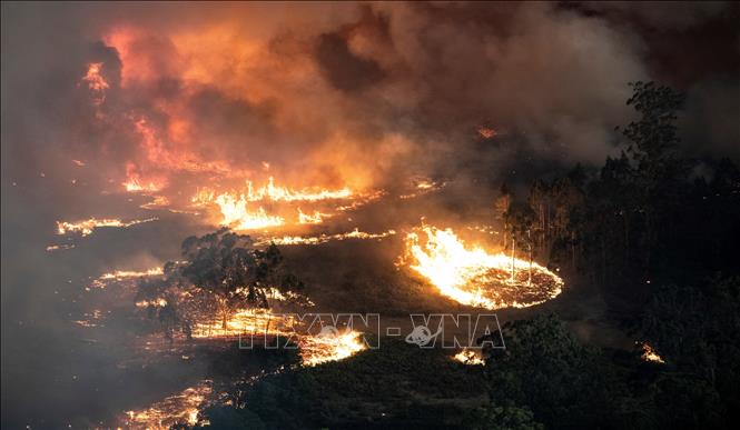 Khói lửa bốc lên từ đám cháy rừng ở bang Victoria, Australia ngày 31/12/2019. Ảnh: AFP/TTXVN