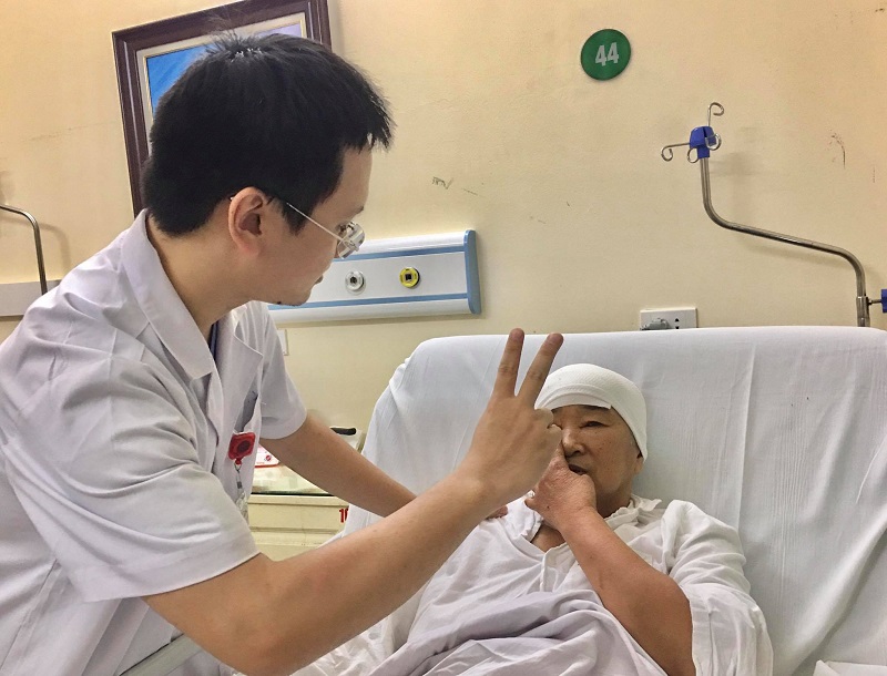BS Nguyễn Đức Anh thăm khám lại cho người bệnh sau khi phẫu thuật