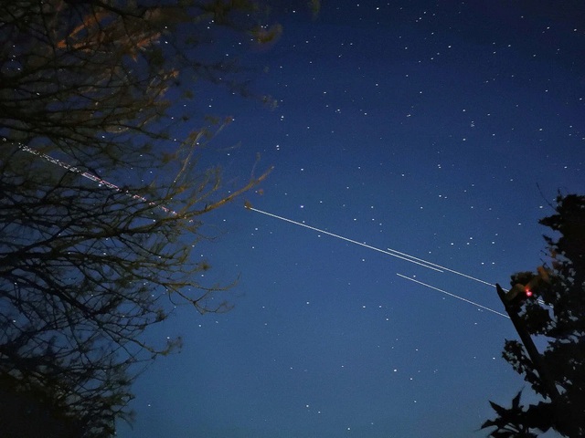 Đường di chuyển của các vệ tinh Starlink gây ra những vệt sáng trên bầu trời đêm trong những bức ảnh phơi sáng.