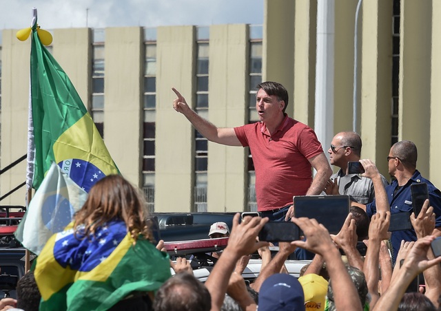 Tổng thống Jair Bolsonaro không đeo khẩu trang khi diễn thuyết trước đám đông biểu tình phản đối phong tỏa và giãn cách xã hội tại Brazil hồi tháng 4. (Ảnh: AFP)