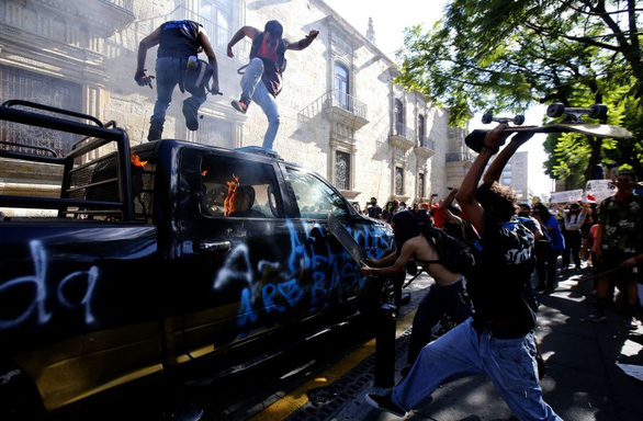 Đụng độ giữa người biểu tình và cảnh sát - Ảnh: AFP