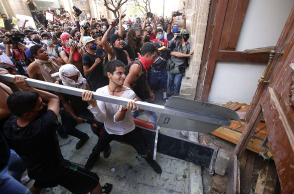 Người biểu tình tấn công trụ sở chính quyền - Ảnh: AFP