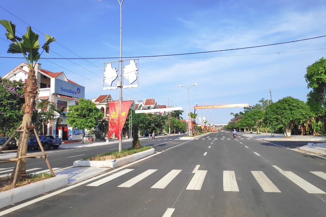 Phố Lê lương (thị trấn Đầm Hà, huyện Đầm Hà) sau khi được thi công, nâng cấp toàn bộ  mặt đường, vỉa hè, cây xanh, đèn chiếu sáng.