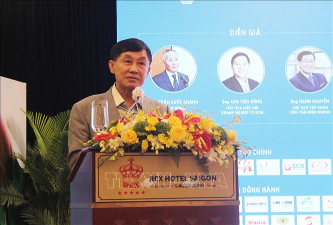 Ông Johnathan Hạnh Nguyễn, Chủ tịch Tập đoàn Liên Thái Bình Dương (IPP) chia sẻ kinh nghiệm tại tọa đàm. 