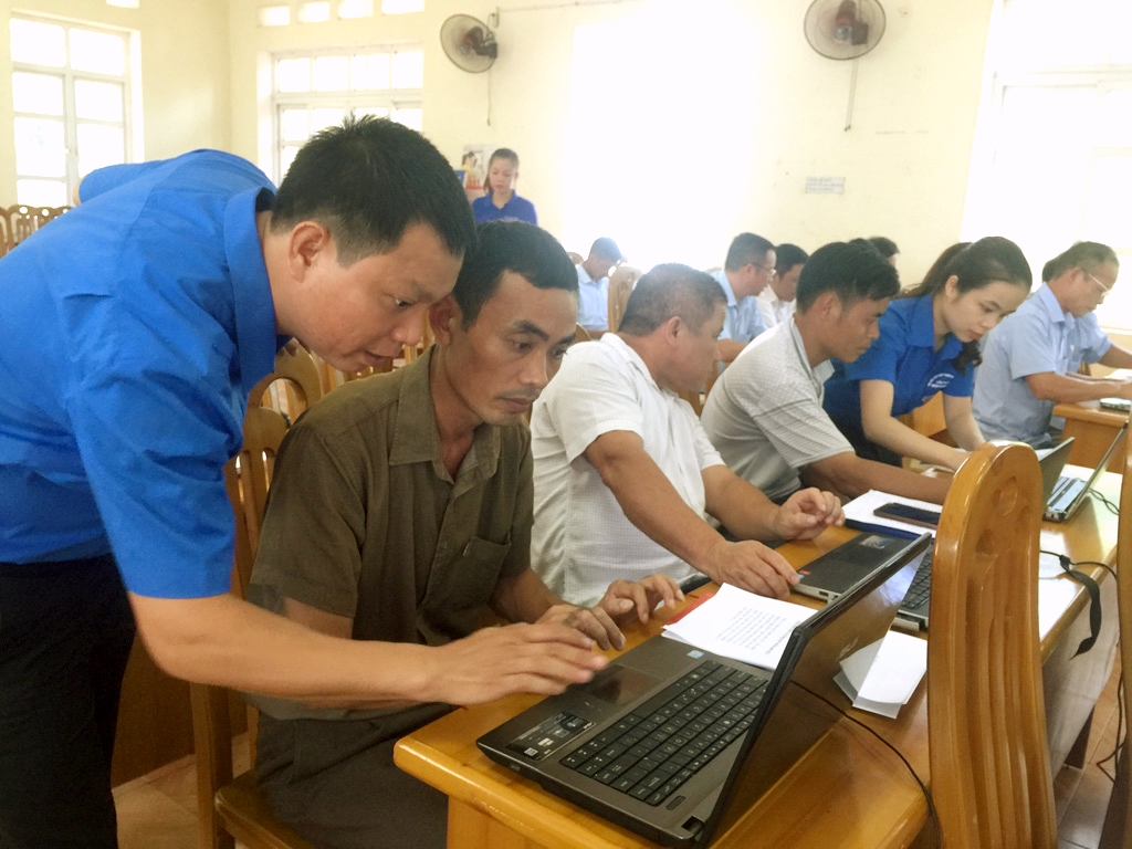 ĐVTN huyện Ba Chẽ hỗ trợ hướng dẫn cán bộ, nhân dân xã Thanh Sơn thực hiện nộp hồ sơ trực tuyến