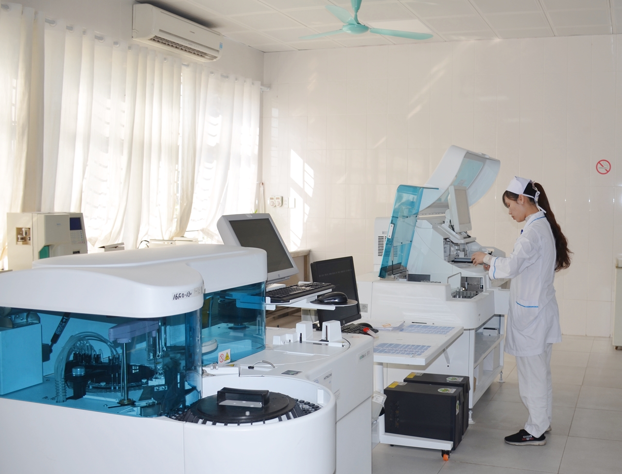 Các cơ sở y tế toàn tỉnh đều thực hiện kỹ thuật xét nghiệm sàng lọc HIV. Trong ảnh: Phòng xét nghiệm, Trung tâm Y tế TX Quảng Yên.