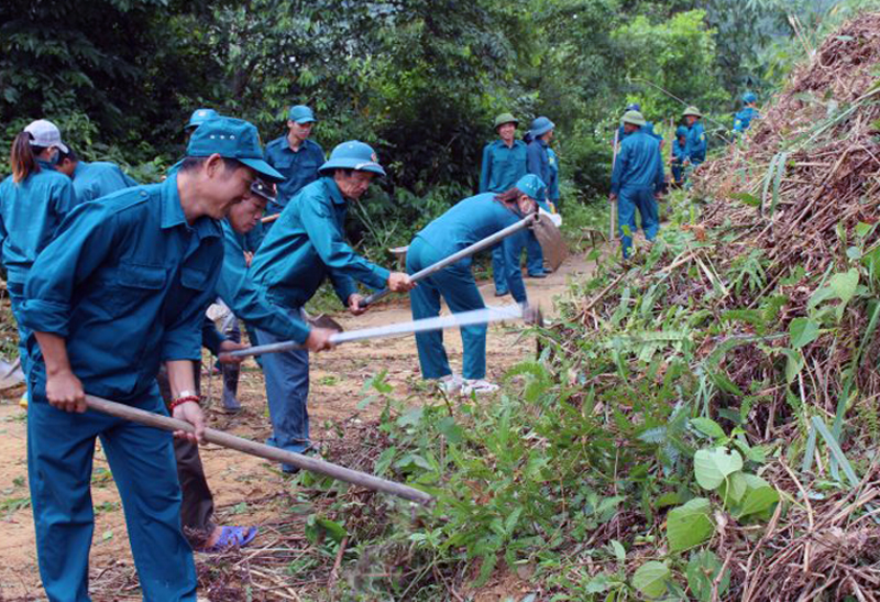 Huy động lực lượng giúp nhân dân xã Quảng Lâm dọn vệ sinh đường thôn, bản.