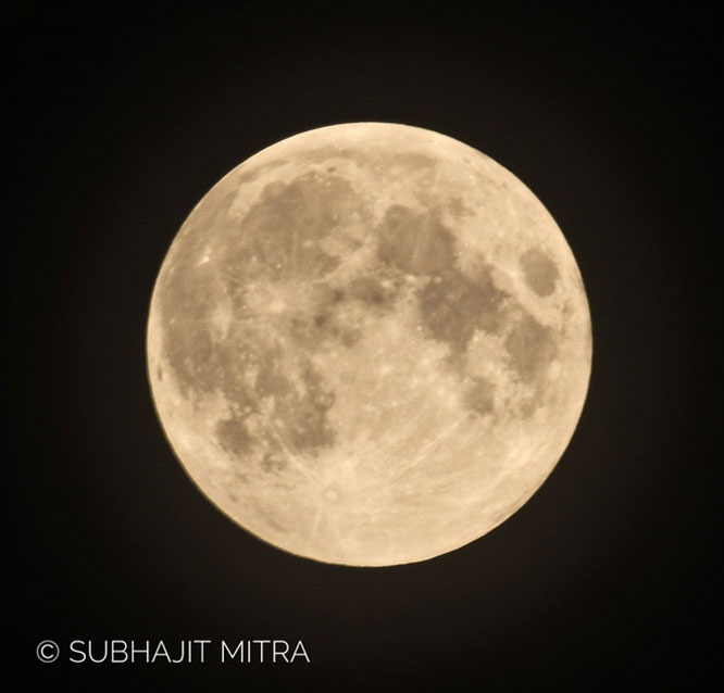 Còn gọi là mặt trăng dâu tây (Strawberry Moon), đây là hiện tượng xảy ra khi Mặt Trăng đi qua vùng tối một phần của Trái Đất (vùng nửa tối), khiến Mặt Trăng bị tối màu đi một chút chứ không tối hoàn toàn. Ảnh: Subhajit Mitra.