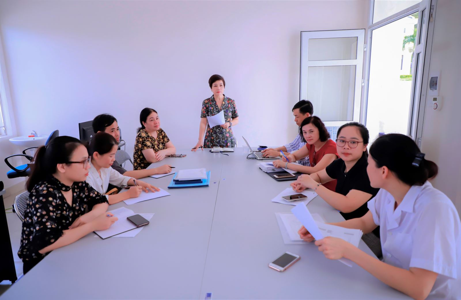 Đồng chí Lê Thị Hoa, Phó Giám đốc CDC Quảng Ninh và đoàn công tác giám sát hoạt động dự phòng lây truyền HIV từ mẹ sang con tại xã Lê Lợi, TP Hạ Long