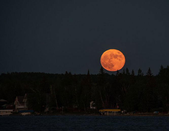 Đây là hình ảnh nguyệt thực nửa tối chụp tại Sandy Lake, tỉnh Manitoba (Canada). Theo các nhà khoa học, nguyệt thực nửa tối lần này có thể khó quan sát nếu không canh đúng thời điểm. Ảnh: Deb Maluk.