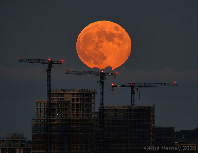 Hình ảnh mặt trăng đứng sau một công trình xây dựng tại London. Ảnh: Phil Verney.