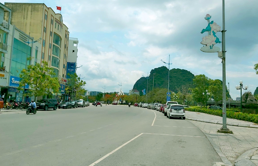 Thành phố đã tận dụng tuyến đường Lê Thánh Tông (đoạn công viên cây xanh) mở rộng để người dân đỗ xe ô tô.