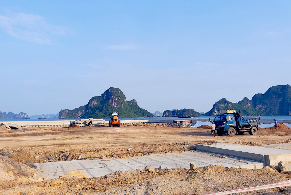 TP Hạ Long xây dựng bãi đỗ xe cuối đường Trần Quốc Nghiễn để phục vụ người dân tắm biển tại bãi tắm công cộng đang được xây dựng ở khu vực này.