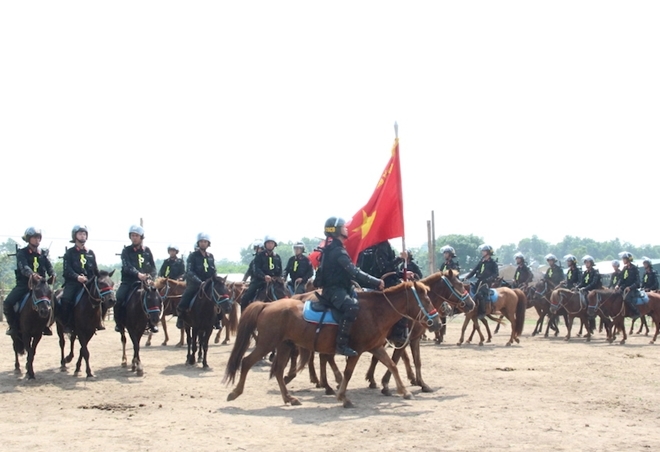 Cán bộ, chiến sỹ đoàn CSCĐ Kỵ binh luyện tập diễu hành báo cáo lãnh đạo Bộ Công an