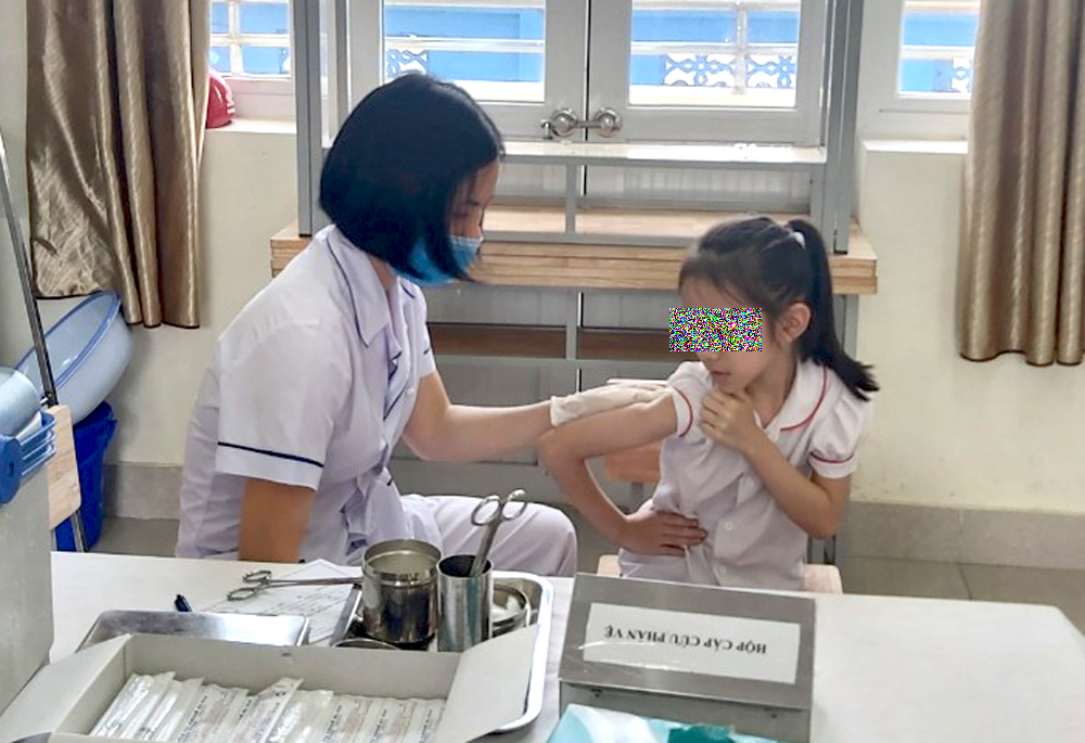 Cán bộ, nhân viên Y tế phường Hồng Hải tiêm phòng cho học sinh Trường Tiểu học Quang Trung trong ngày 4/6/2020 trong thực Thực hiện chiến dịch tiêm bổ sung vắc xin phòng bệnh Uốn ván- Bạch hầu cho trẻ 7 tuổi.