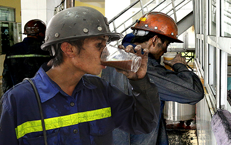 Công ty than Nam Mẫu phục vụ nước giải khát  cho công nhân giữa ca