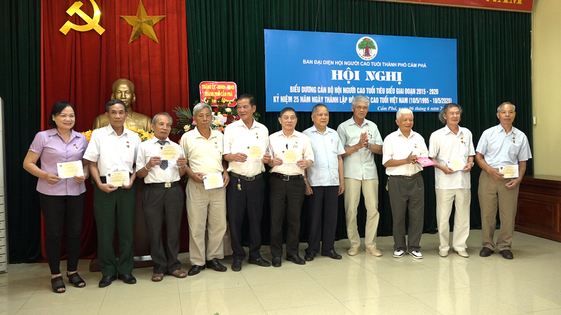 Trung ương Hội NCT Việt Nam trao tặng kỷ niệm chương cho 30 đồng chí có nhiều công lao đóng góp cho sự nghiệp chăm sóc và phát huy vai trò NCT