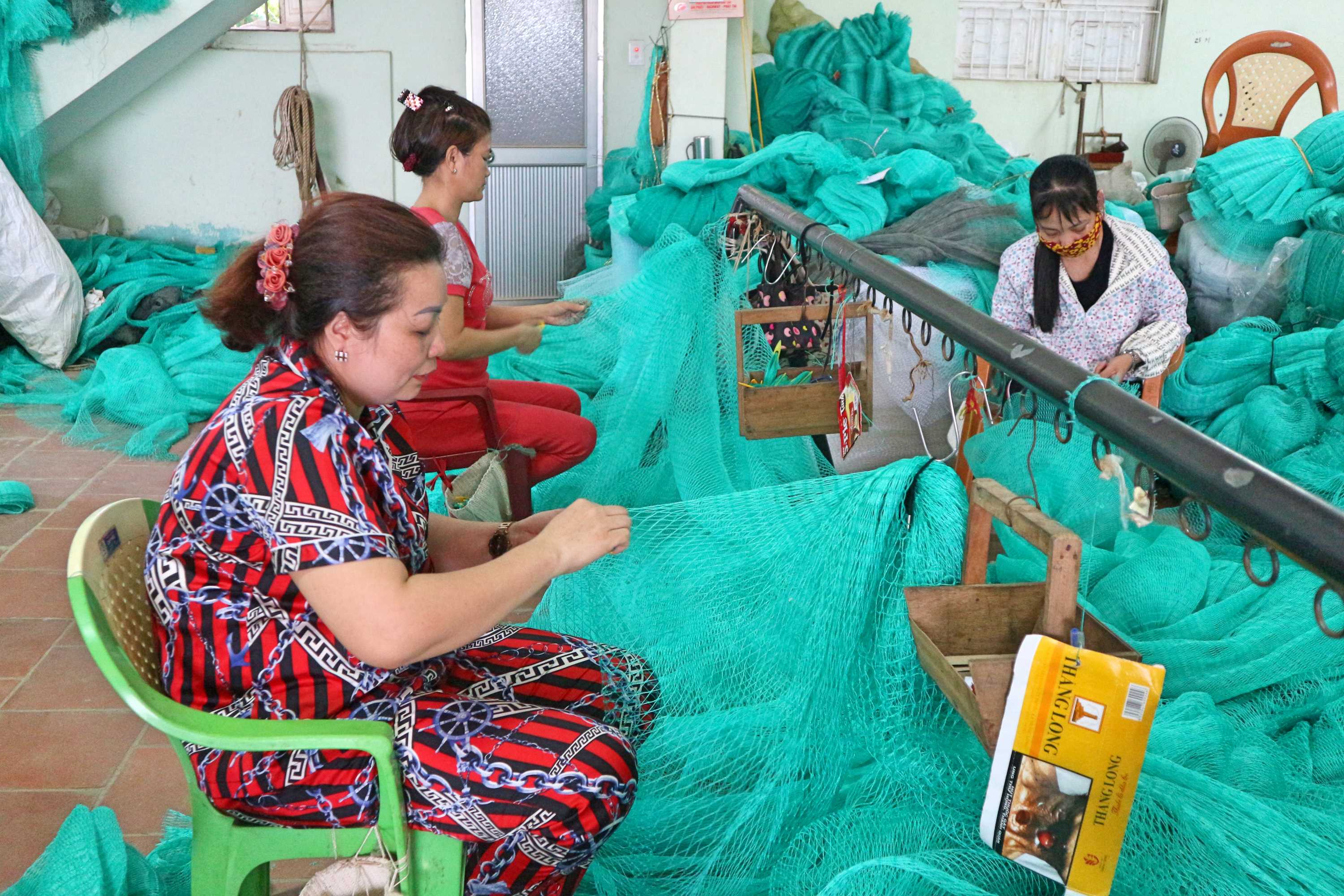 Nghề đan lưới của chị Lưu Thị Vân (phường Tân AN, TX Quảng Yên) đang tạo nhiều việc làm cho lao động nữ địa phương có thu nhập ổn định