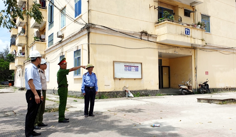 Công an phường Cẩm Thạch (TP Cẩm Phả) và lực lượng bảo vệ Nhà máy Xi măng Cẩm Phả thường xuyên giám sát an ninh, an toàn trong khu tập thể.