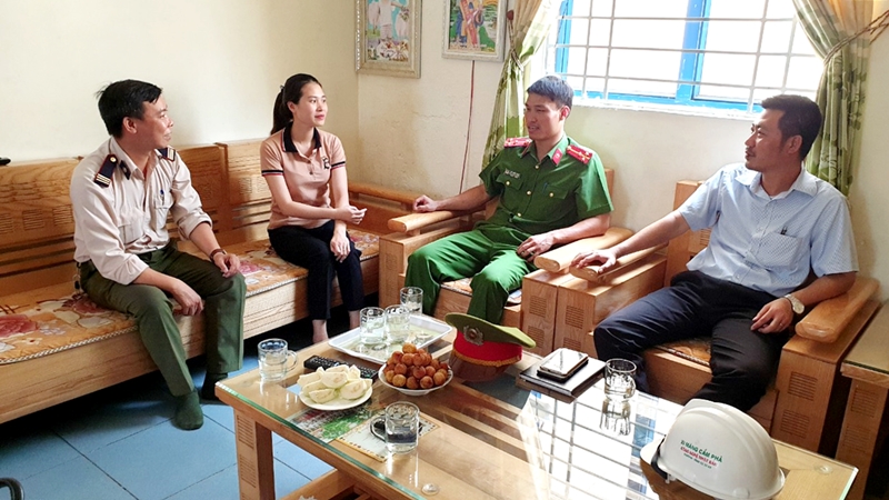 Đại diện Ban Chỉ đạo mô hình làm việc với gia đình chị Nguyễn Thị Thu Thương (công nhân Nhà máy xi măng Cẩm Phả).