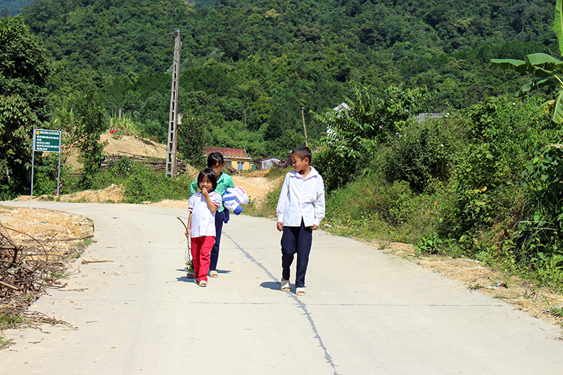 Tuyến đường mới thôn Siệc Lống Mìn hoàn thành năm 2018 góp phần giúp người dân trong thôn vươn lên xóa đói, giảm nghèo bền vững. Ảnh: Trần Hoàn (CTV)