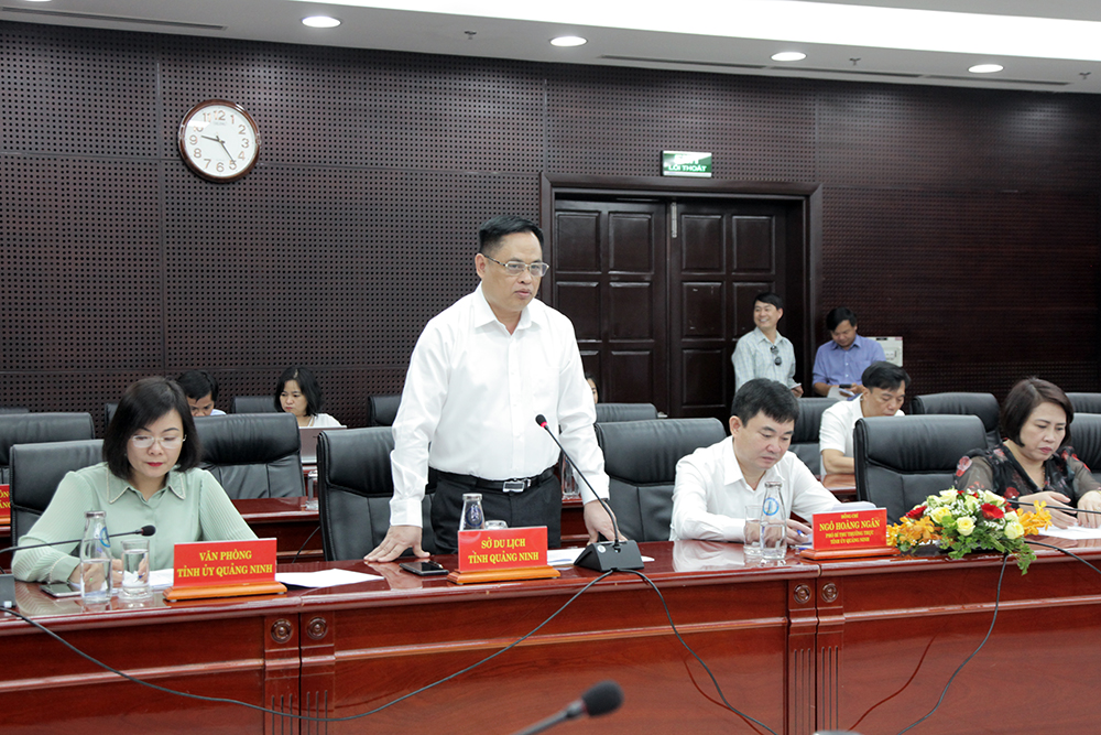 Lãnh đạo sở Du lịch tỉnh Quảng Ninh báo cáo tại buổi làm việc