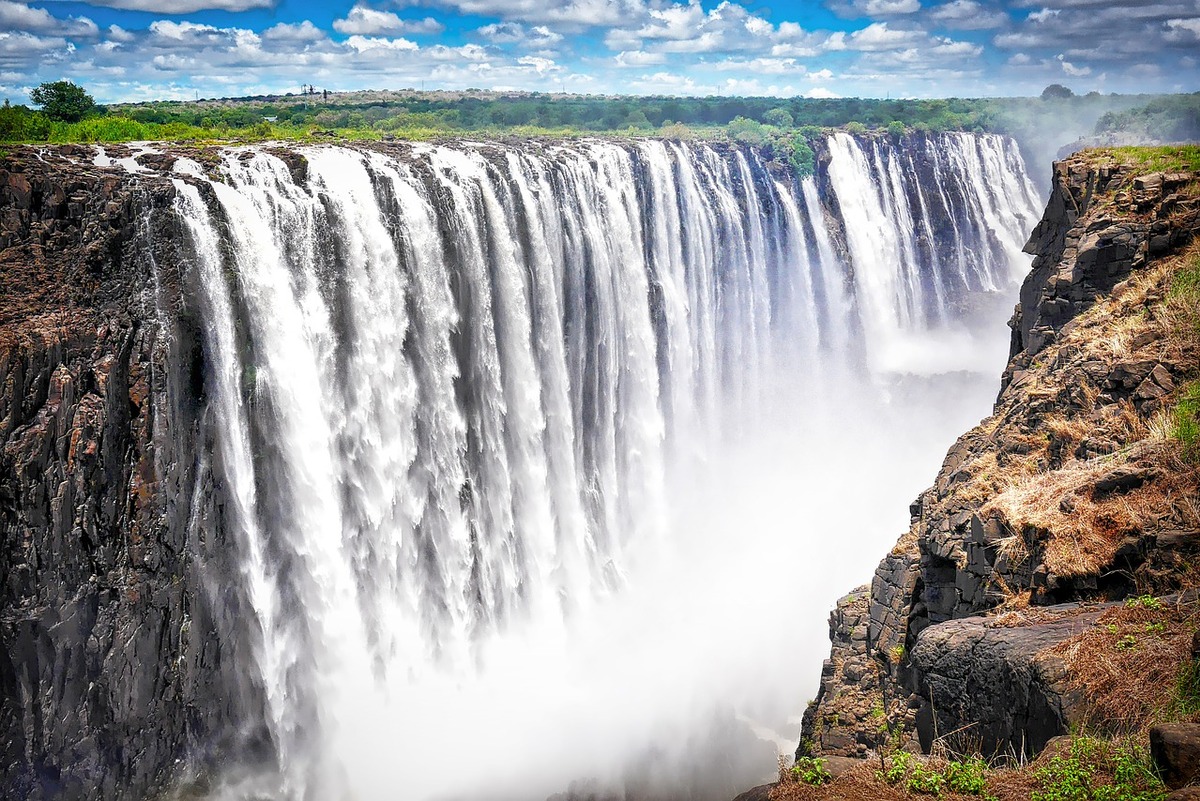 Thác Victoria nằm ở biên giới hai nước Zimbabwe và Zambia chỉ dài hơn 108 m nhưng rộng tới 1.676 m và là thác rộng nhất thế giới.  Vào thập niên 1800, bộ tộc Kololo sống ở khu vực gọi thác là 