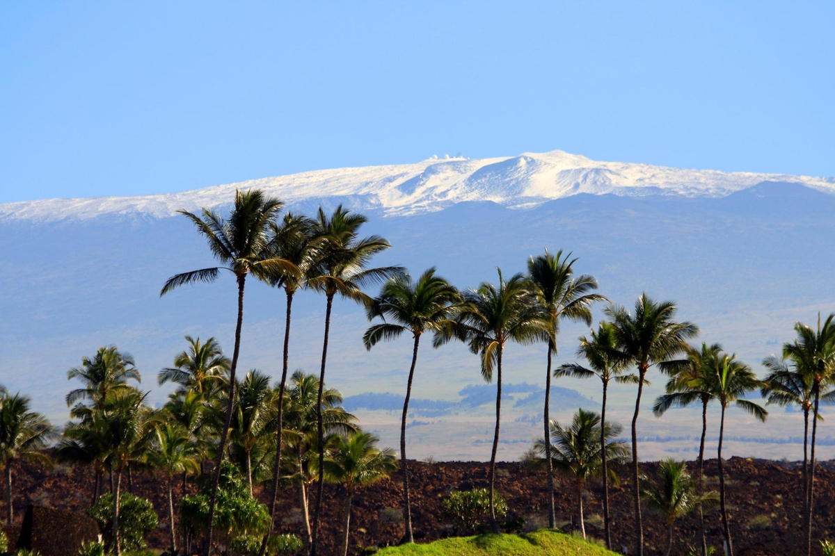 Nếu Everest thuộc dãy Himalaya là đỉnh núi cao nhất so với mực nước biển thì Mauna Kea ở Hawaii là núi cao nhất tính từ chân núi ở sâu dưới đáy đại dương lên tới đỉnh (10.204 m). Núi này có tên theo tiếng địa phương là “Núi Trắng”, bởi tới mùa đông đỉnh núi bao trùm tuyết trắng và dân Hawaii cũng như du khách khắp nơi kéo tới đây để trượt tuyết. Với độ cao như vậy kèm gió lớn khiến nơi này có điều kiện rất khó khăn để tiếp cận. Ảnh: Hawaii.