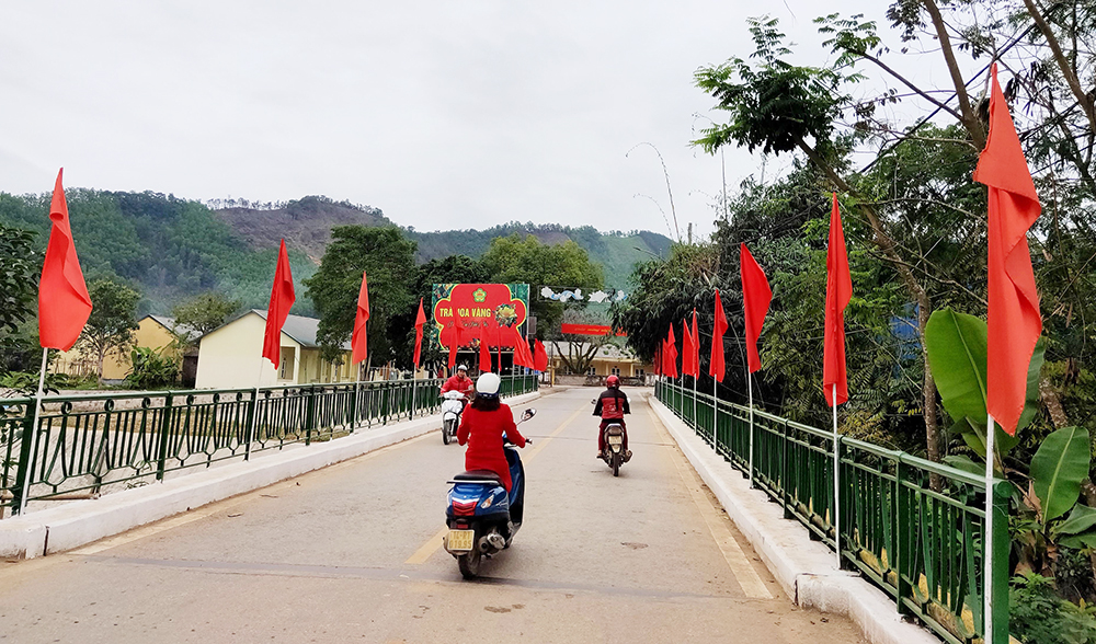 Đường phố thị trấn Ba Chẽ được trang trí cờ, pano chào mừng Đại hội Đảng các cấp.