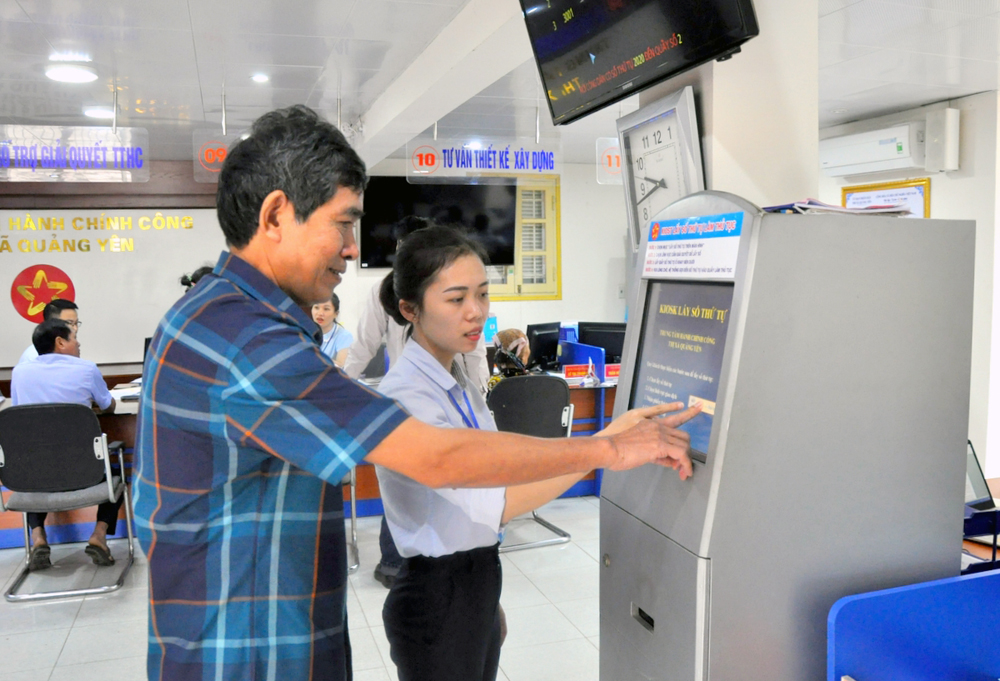 án bộ Trung tâm Hành chính công TX Quảng Yên hướng dẫn người dân thực hiện quy trình đăng ký giải quyết TTHC.