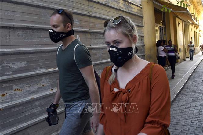 Người dân đeo khẩu trang nhằm ngăn chặn sự lây lan của dịch COVID-19 tại La Habana, Cuba ngày 17/3/2020. Ảnh: THX/TTXVN